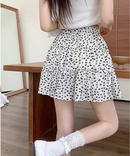 shyam inspiration(シャムインスピレーション)の「小花柄ギャザースカート/インナーパンツ/モノトーン/フレア(スカート・レディース・ブラック/ホワイト・S/M)」の5枚目の写真