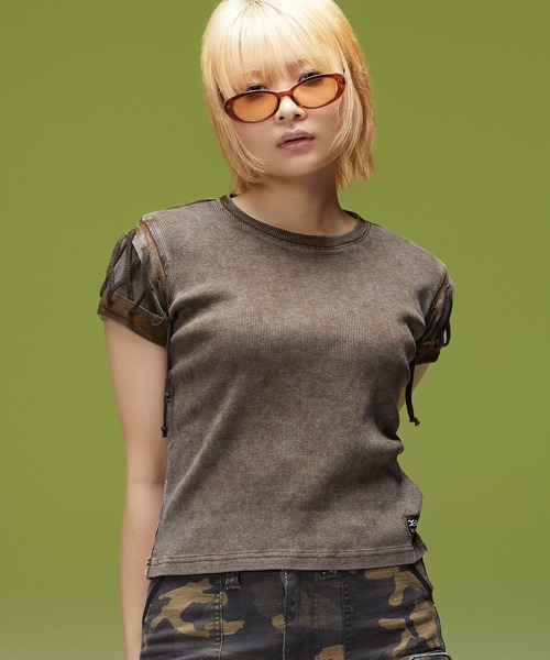 X-girl（エックスガール）の「FADED LACED UP SLEEVE S/S COMPACT TOP（Tシャツ/カットソー・レディース・ブラウン/オリーブ・ONE SIZE）」の2枚目の写真