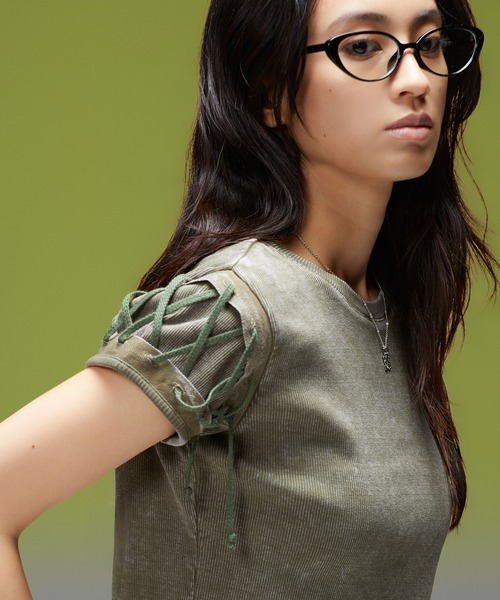 X-girl（エックスガール）の「FADED LACED UP SLEEVE S/S COMPACT TOP（Tシャツ/カットソー・レディース・ブラウン/オリーブ・ONE SIZE）」の3枚目の写真