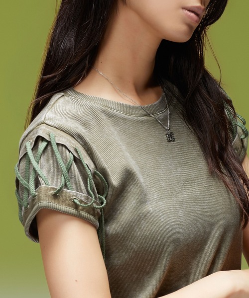 X-girl（エックスガール）の「FADED LACED UP SLEEVE S/S COMPACT TOP（Tシャツ/カットソー・レディース・ブラウン/オリーブ・ONE SIZE）」の5枚目の写真