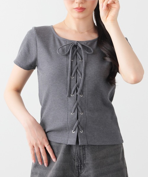 Honeys(ハニーズ)の「【ハニさら・接触冷感・UVカット】レースアップトップス(Tシャツ/カットソー・レディース・レッド/ホワイト/ヘザーチャコール/ブラック・S/M/L)」の6枚目の写真