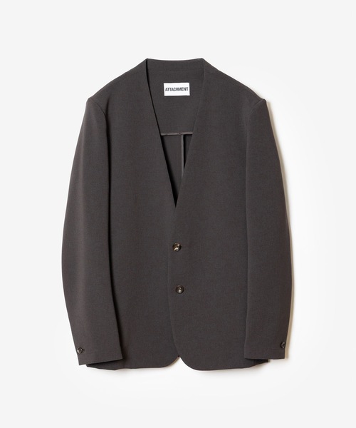 ATTACHMENT(アタッチメント)の「PE ストレッチダブルクロス カラーレスジャケット / PE STRETCH DOUBLE CLOTH COLLARLESS JACKET(テーラードジャケット・メンズ・ブラウン/グレー/ブラック・2/4/3/1)」の2枚目の写真