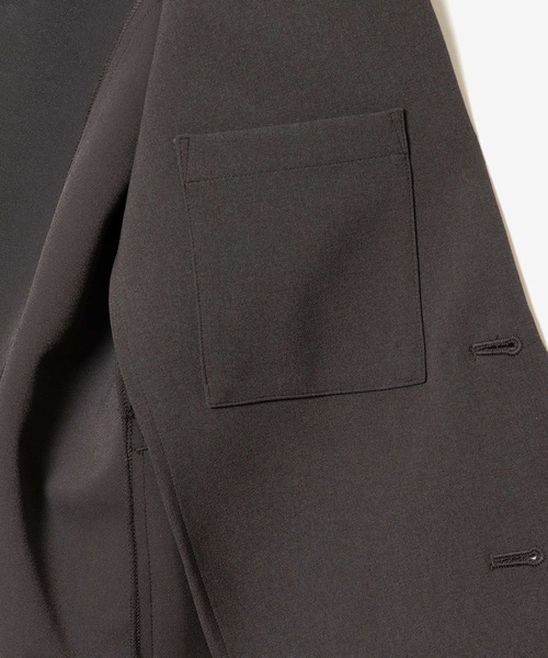 ATTACHMENT(アタッチメント)の「PE ストレッチダブルクロス カラーレスジャケット / PE STRETCH DOUBLE CLOTH COLLARLESS JACKET(テーラードジャケット・メンズ・ブラウン/グレー/ブラック・2/4/3/1)」の7枚目の写真