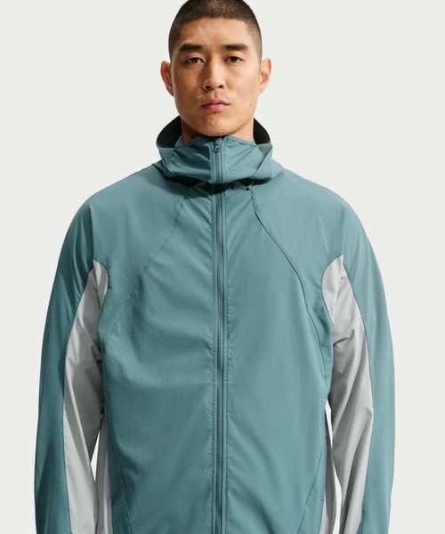 NIKE(ナイキ)の「ナイキ テック ヘリオス メンズ Dri-FIT ロングスリーブ シェル / Nike Tech Helios Men's Dri-FIT Long-Sleeve Shell IF0904-382 Mineral Slate(その他トップス・メンズ・グレー系その他2・XL/S/M/L/2XL)」の1枚目の写真