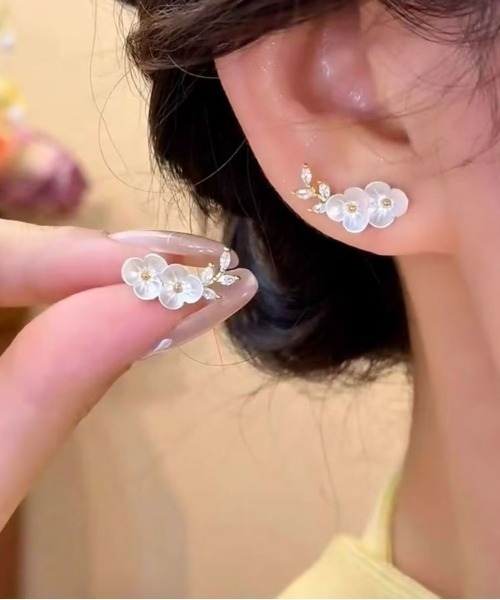shoppinggo(ショッピングゴー)の「ピアス 花 ラインストーン 可愛い イヤリング人気アクセサリー レディース 韓国ファッション(ピアス(両耳用)・レディース・ホワイト・FREE)」の1枚目の写真