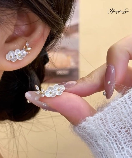 shoppinggo(ショッピングゴー)の「ピアス 花 ラインストーン 可愛い イヤリング人気アクセサリー レディース 韓国ファッション(ピアス(両耳用)・レディース・ホワイト・FREE)」の2枚目の写真