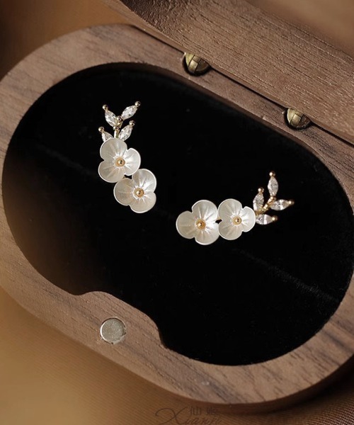 shoppinggo(ショッピングゴー)の「ピアス 花 ラインストーン 可愛い イヤリング人気アクセサリー レディース 韓国ファッション(ピアス(両耳用)・レディース・ホワイト・FREE)」の3枚目の写真