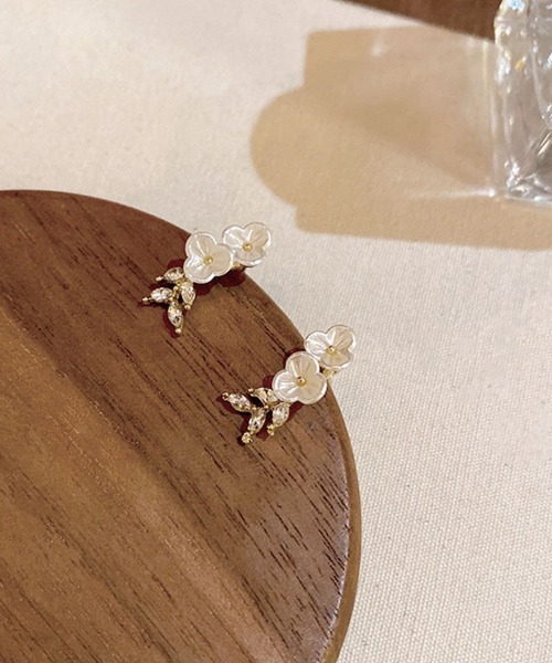 shoppinggo(ショッピングゴー)の「ピアス 花 ラインストーン 可愛い イヤリング人気アクセサリー レディース 韓国ファッション(ピアス(両耳用)・レディース・ホワイト・FREE)」の4枚目の写真