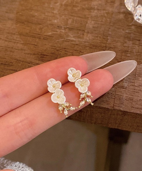 shoppinggo(ショッピングゴー)の「ピアス 花 ラインストーン 可愛い イヤリング人気アクセサリー レディース 韓国ファッション(ピアス(両耳用)・レディース・ホワイト・FREE)」の7枚目の写真
