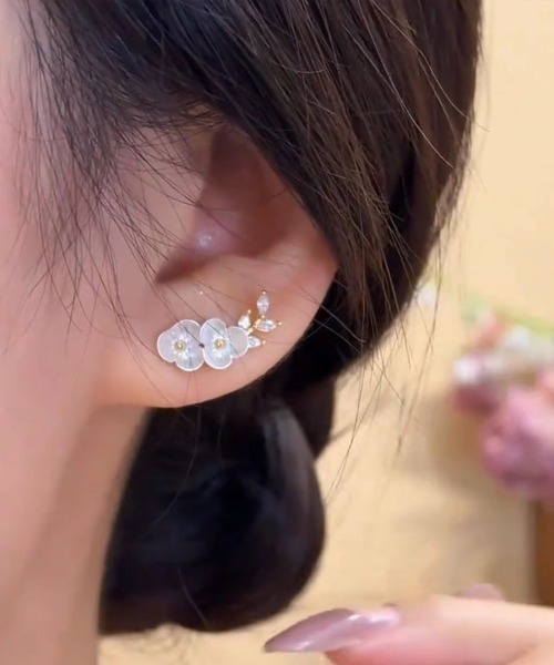 shoppinggo(ショッピングゴー)の「ピアス 花 ラインストーン 可愛い イヤリング人気アクセサリー レディース 韓国ファッション(ピアス(両耳用)・レディース・ホワイト・FREE)」の8枚目の写真