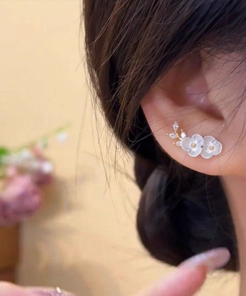 shoppinggo(ショッピングゴー)の「ピアス 花 ラインストーン 可愛い イヤリング人気アクセサリー レディース 韓国ファッション(ピアス(両耳用)・レディース・ホワイト・FREE)」の9枚目の写真