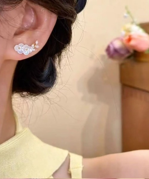 shoppinggo(ショッピングゴー)の「ピアス 花 ラインストーン 可愛い イヤリング人気アクセサリー レディース 韓国ファッション(ピアス(両耳用)・レディース・ホワイト・FREE)」の10枚目の写真