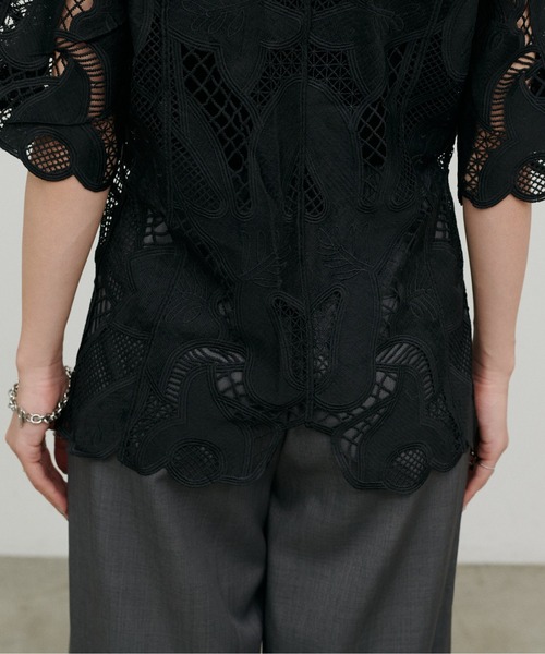 LARUTA(ラルータ)の「【LARUTA】フラワー刺繍パネル切替半袖ブラウス(シャツ/ブラウス・レディース・オフホワイト/ブラック/ブラウン・FREE)」の6枚目の写真