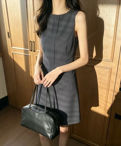FAVORITO(ファヴォリート)の「フェイクレイヤードノースリーブワンピース(ワンピース・レディース・ブラック/ブルー/オフホワイト・F)」の3枚目の写真