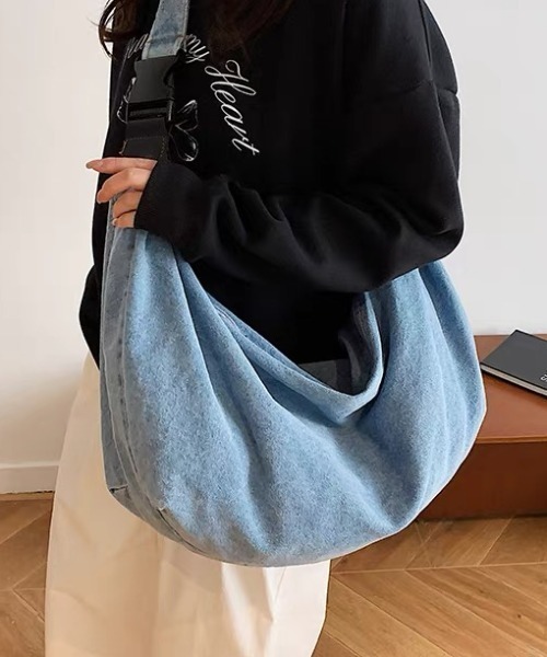 CELENA BEATS(セレナビーツ)の「バックルストラップデニムニュースペーパーバッグ(ショルダーバッグ・レディース・ブラック/ブルー・FREE)」の3枚目の写真