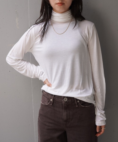 ATON(エイトン)の「ATON (エイトン) MODAL SILK JERSEY /TURTLE NECK PULLOVER(Tシャツ/カットソー・レディース・ホワイト/ブラック/ピンク・2)」の2枚目の写真
