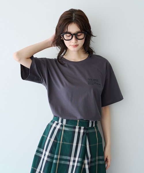 YECCA VECCA(イェッカヴェッカ)の「刺繍ロゴTee(Tシャツ/カットソー・レディース・オフホワイト/ベージュ/チャコールグレー・FREE)」の3枚目の写真