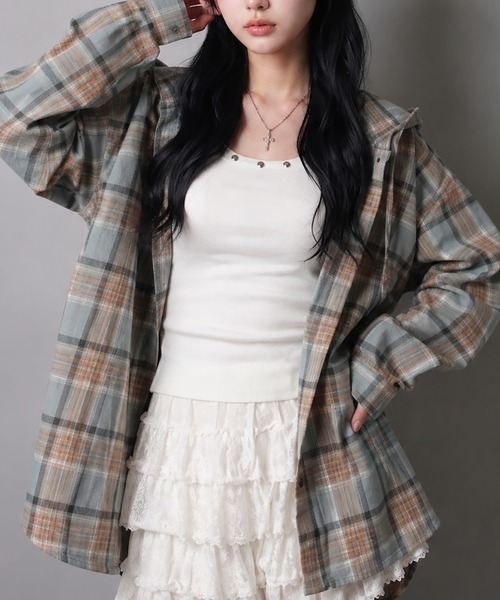 SPINNS(スピンズ)の「オーバーサイズチェックシャツ/フード付き/ストリート女子(シャツ/ブラウス・レディース・ブルーグレー/ボルドー/ネイビー/ブラック/ブラウン・ONESIZE)」の2枚目の写真