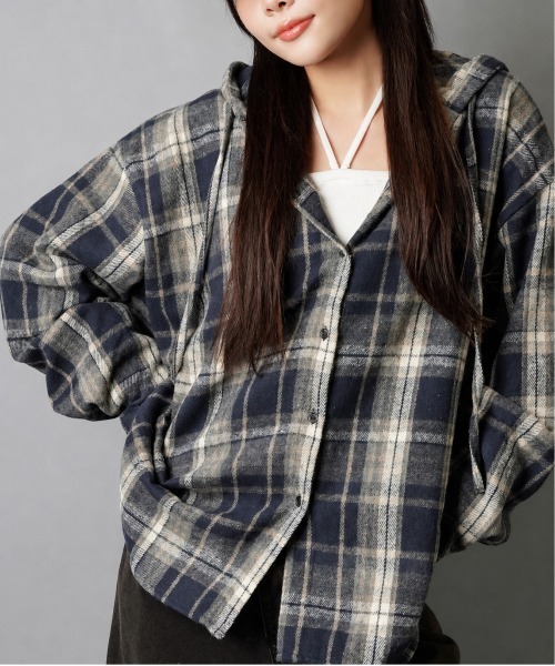 SPINNS(スピンズ)の「オーバーサイズチェックシャツ/フード付き/ストリート女子(シャツ/ブラウス・レディース・ブルーグレー/ボルドー/ネイビー/ブラック/ブラウン・ONESIZE)」の4枚目の写真