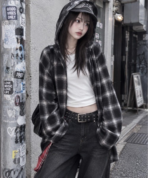 SPINNS(スピンズ)の「オーバーサイズチェックシャツ/フード付き/ストリート女子(シャツ/ブラウス・レディース・ブルーグレー/ボルドー/ネイビー/ブラック/ブラウン・ONESIZE)」の1枚目の写真