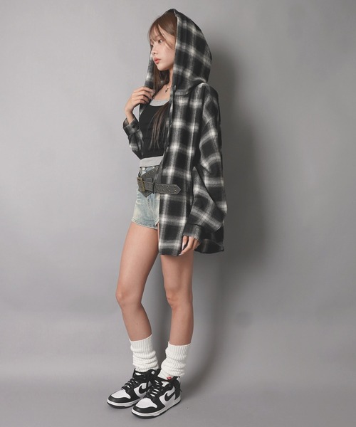 SPINNS(スピンズ)の「オーバーサイズチェックシャツ/フード付き/ストリート女子(シャツ/ブラウス・レディース・ブルーグレー/ボルドー/ネイビー/ブラック/ブラウン・ONESIZE)」の13枚目の写真