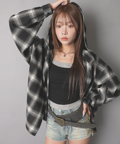 SPINNS(スピンズ)の「オーバーサイズチェックシャツ/フード付き/ストリート女子(シャツ/ブラウス・レディース・ブルーグレー/ボルドー/ネイビー/ブラック/ブラウン・ONESIZE)」の10枚目の写真