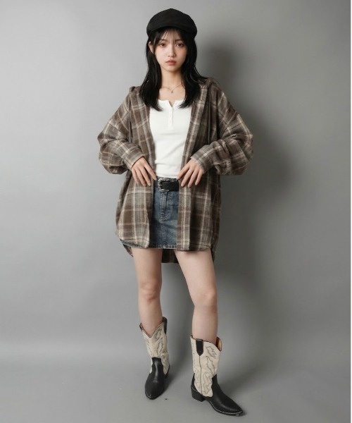 SPINNS(スピンズ)の「オーバーサイズチェックシャツ/フード付き/ストリート女子(シャツ/ブラウス・レディース・ブルーグレー/ボルドー/ネイビー/ブラック/ブラウン・ONESIZE)」の16枚目の写真