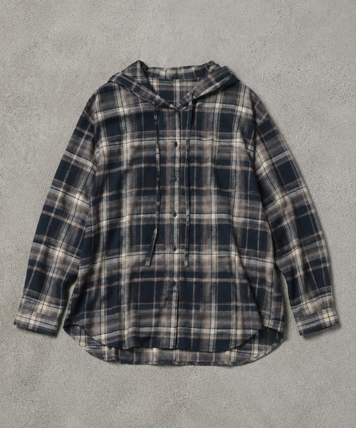 SPINNS(スピンズ)の「オーバーサイズチェックシャツ/フード付き/ストリート女子(シャツ/ブラウス・レディース・ブルーグレー/ボルドー/ネイビー/ブラック/ブラウン・ONESIZE)」の19枚目の写真
