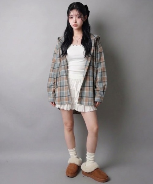 SPINNS(スピンズ)の「オーバーサイズチェックシャツ/フード付き/ストリート女子(シャツ/ブラウス・レディース・ブルーグレー/ボルドー/ネイビー/ブラック/ブラウン・ONESIZE)」の15枚目の写真