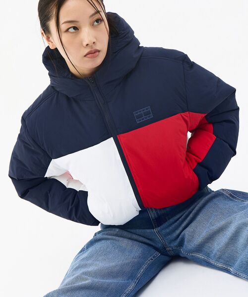 tommy jeans(トミー ジーンズ)の「【オンライン限定】クロップドフラッグ パファージャケット(ブルゾン・レディース・ネイビー/ブラック・SMALL/X-SMALL/MEDIUM)」の1枚目の写真