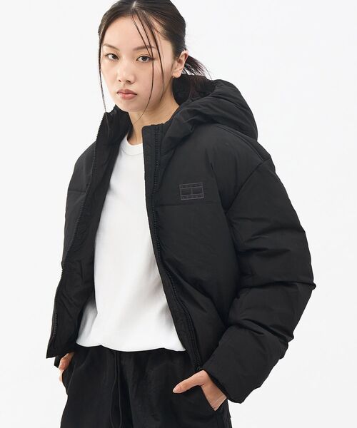 tommy jeans(トミー ジーンズ)の「【オンライン限定】クロップドフラッグ パファージャケット(ブルゾン・レディース・ネイビー/ブラック・SMALL/X-SMALL/MEDIUM)」の2枚目の写真