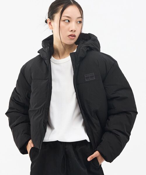 tommy jeans(トミー ジーンズ)の「【オンライン限定】クロップドフラッグ パファージャケット(ブルゾン・レディース・ネイビー/ブラック・SMALL/X-SMALL/MEDIUM)」の3枚目の写真