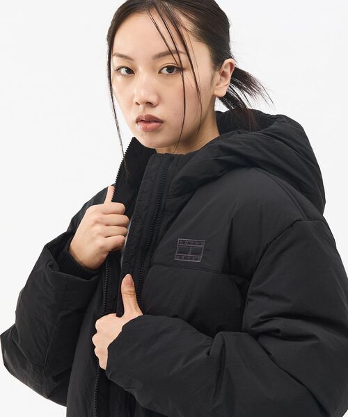 tommy jeans(トミー ジーンズ)の「【オンライン限定】クロップドフラッグ パファージャケット(ブルゾン・レディース・ネイビー/ブラック・SMALL/X-SMALL/MEDIUM)」の4枚目の写真