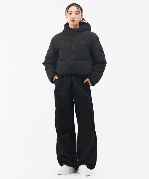 tommy jeans(トミー ジーンズ)の「【オンライン限定】クロップドフラッグ パファージャケット(ブルゾン・レディース・ネイビー/ブラック・SMALL/X-SMALL/MEDIUM)」の8枚目の写真