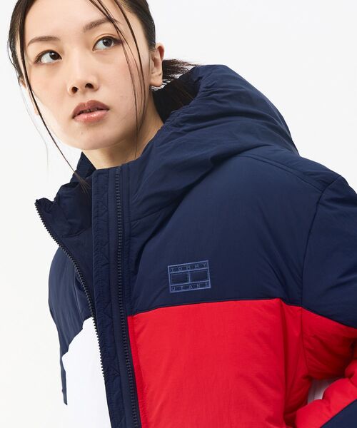 tommy jeans(トミー ジーンズ)の「【オンライン限定】クロップドフラッグ パファージャケット(ブルゾン・レディース・ネイビー/ブラック・SMALL/X-SMALL/MEDIUM)」の18枚目の写真
