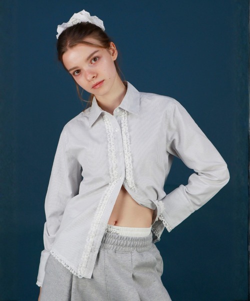 mieya mieya(ミーヤミーヤ)の「【mieya mieya】LACE TRIM SHIRTBLOUSE/レーストリムシャツブラウス(シャツ/ブラウス・レディース・ストライプ/ホワイト・FREE)」の2枚目の写真