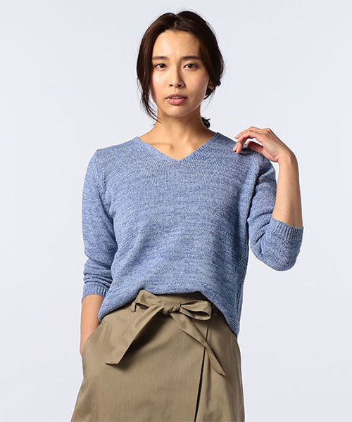 NOLLEY’S（ノーリーズ）の「テープヤーンVネックプルオーバーニット（ニット/セーター・レディース・ブラウン/グリーン/オフホワイト/ブルー・38/36）」の4枚目の写真