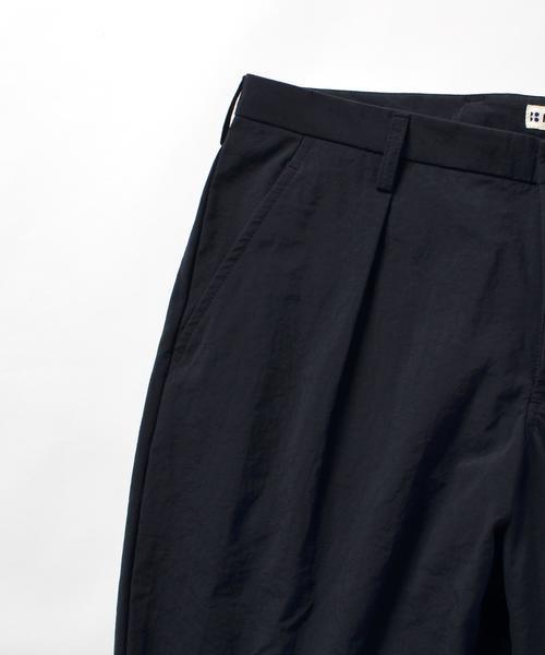 SHIPS BLUESTORE（シップスブルーストア）の「SHIPS BLUESTORE: ナイロンオックス テーパードアンクルパンツ（その他パンツ・メンズ・ブラック・SMALL/LARGE/MEDIUM）」の2枚目の写真