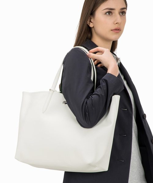 LACOSTE（ラコステ）の「ANNA 2WAY リバーシブル トートバッグ（トートバッグ・レディース・レッド/ネイビー/ブラック/ホワイト/グリーン/ダークネイビー/オレンジ/イエロー/インディゴブルー/アクア/コーラル/イエロー×グリーン/ブラック×ピンク/ライラック/ライトブルー/ライトイエロー/ベージュ/ライトベージュ/グレー/ワイン/クリーム/ブルー/ライトグレー/サンドベージュ/ピンクベージュ/ピンク/アイボリー・FREE）」の2枚目の写真