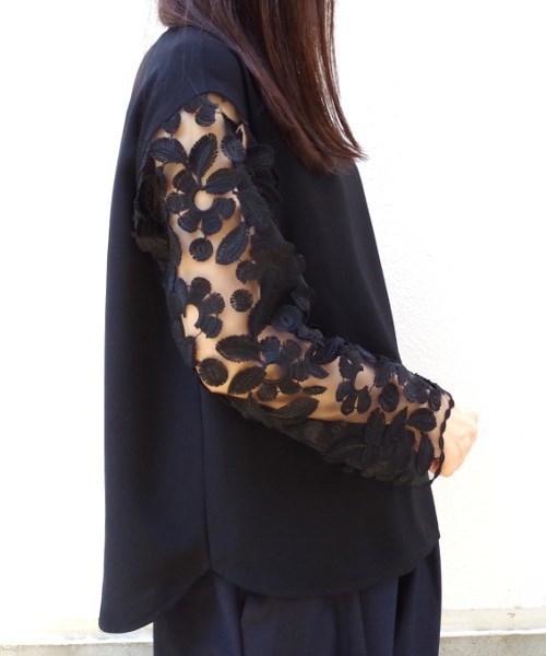 NARACAMICIE（ナラカミーチェ）の「スカラップフラワーレース袖ブラウス（シャツ/ブラウス・レディース・ホワイト/ブラック・MEDIUM）」の5枚目の写真