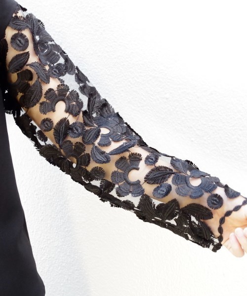 NARACAMICIE（ナラカミーチェ）の「スカラップフラワーレース袖ブラウス（シャツ/ブラウス・レディース・ホワイト/ブラック・MEDIUM）」の6枚目の写真