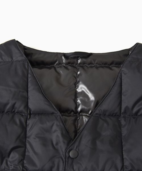 TAION(タイオン)の「TAION×SHIPS: 【WEB限定】別注 Vネック インナーダウン ベスト□(ダウンベスト・メンズ・ブラック/ベージュ/ネイビー/グレー・SMALL/MEDIUM/LARGE/X-LARGE)」の5枚目の写真