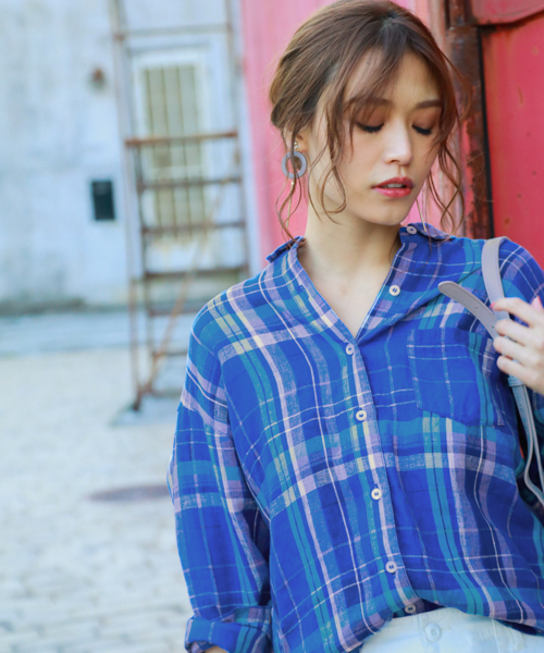 BAYFLOW(ベイフロー)の「リネンチェックシャツ(シャツ/ブラウス・レディース・ホワイト/グリーン/ブルー/ピンク・SMALL/MEDIUM)」の4枚目の写真