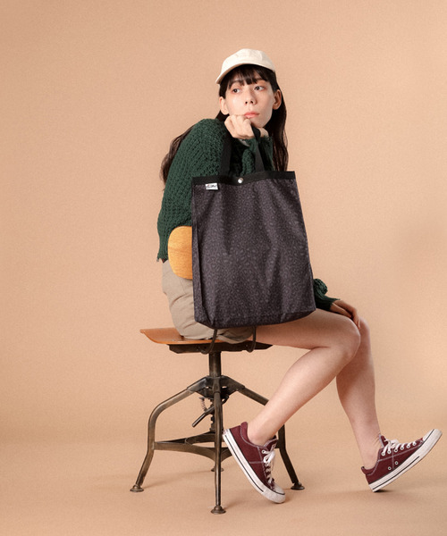 Drifter(ドリフター)の「PAPER BAG TOTE L/ペーパーバッグトート Lサイズ(トートバッグ・レディース・ブラック/ダークブラウン/グレー/タン/レオパード/グリーン系カモフラージュ/その他1/その他2/オレンジ/ケリー/ブラック系その他/ダークグリーン/ゼブラ/ブルー・FREE)」の3枚目の写真