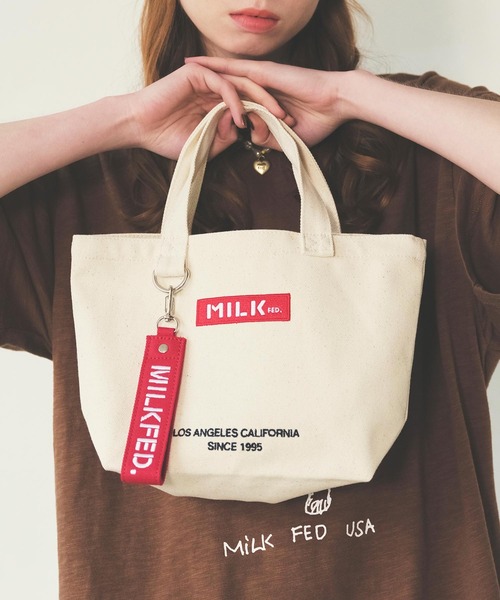 MILKFED.(ミルクフェド)の「BAR AND UNDER LOGO LUNCH TOTE /ロゴ キャンバス トートバッグ/ランチバッグ(トートバッグ・レディース・A/ライトピンク/レッド/ホワイト/ベージュ/ブラック/B/ネイビー/ライトパープル・ONE SIZE)」の8枚目の写真