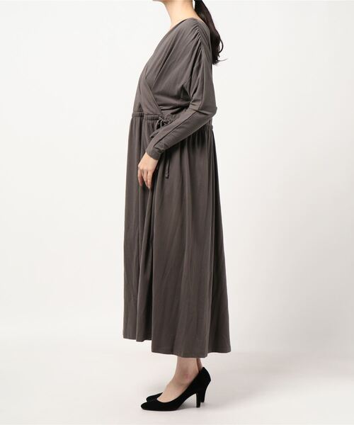 Doux archives（ドゥアルシーヴ）の「2wayギャザーマキシワンピース（ワンピース・レディース・チャコールグレー/ベージュ/カーキ・MEDIUM）」の4枚目の写真