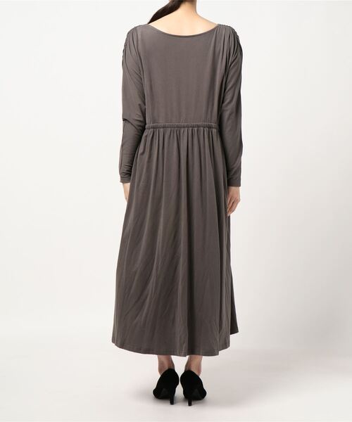 Doux archives（ドゥアルシーヴ）の「2wayギャザーマキシワンピース（ワンピース・レディース・チャコールグレー/ベージュ/カーキ・MEDIUM）」の5枚目の写真