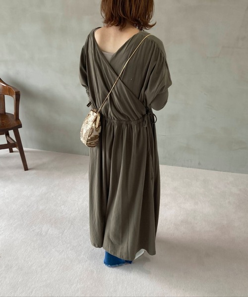Doux archives（ドゥアルシーヴ）の「2wayギャザーマキシワンピース（ワンピース・レディース・チャコールグレー/ベージュ/カーキ・MEDIUM）」の3枚目の写真