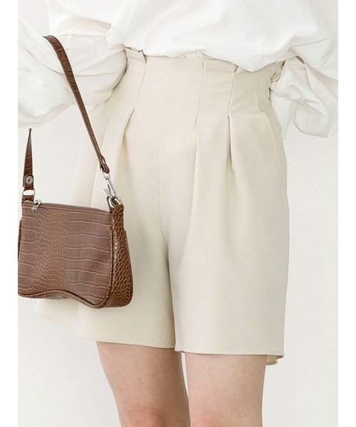 SLURR（スラ―）の「タックフレアショートパンツ（その他パンツ・レディース・ブラック/ベージュ/アイボリー・FREE）」の2枚目の写真