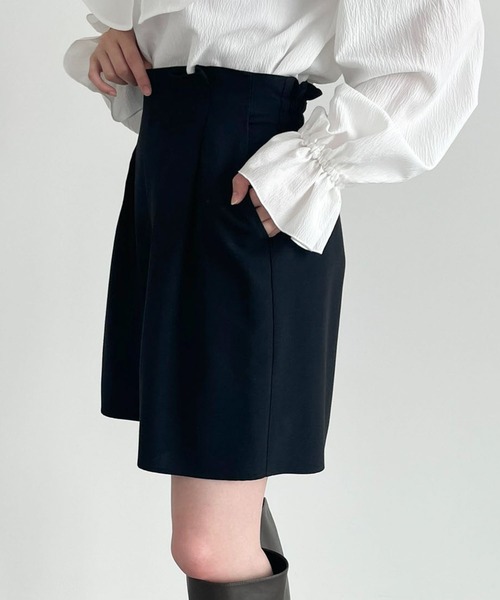 SLURR（スラ―）の「タックフレアショートパンツ（その他パンツ・レディース・ブラック/ベージュ/アイボリー・FREE）」の3枚目の写真